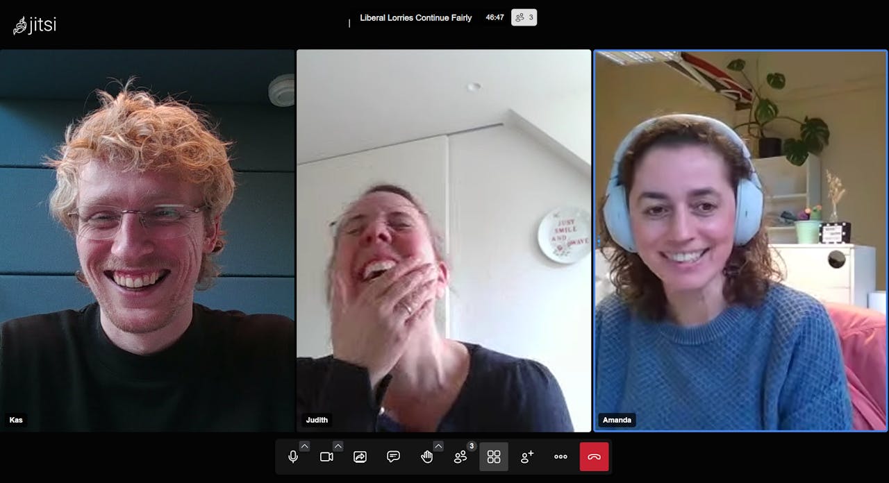 Een videobelscherm op een computer onderverdeeld in drie vlakken, met in ieder vlak een persoon.