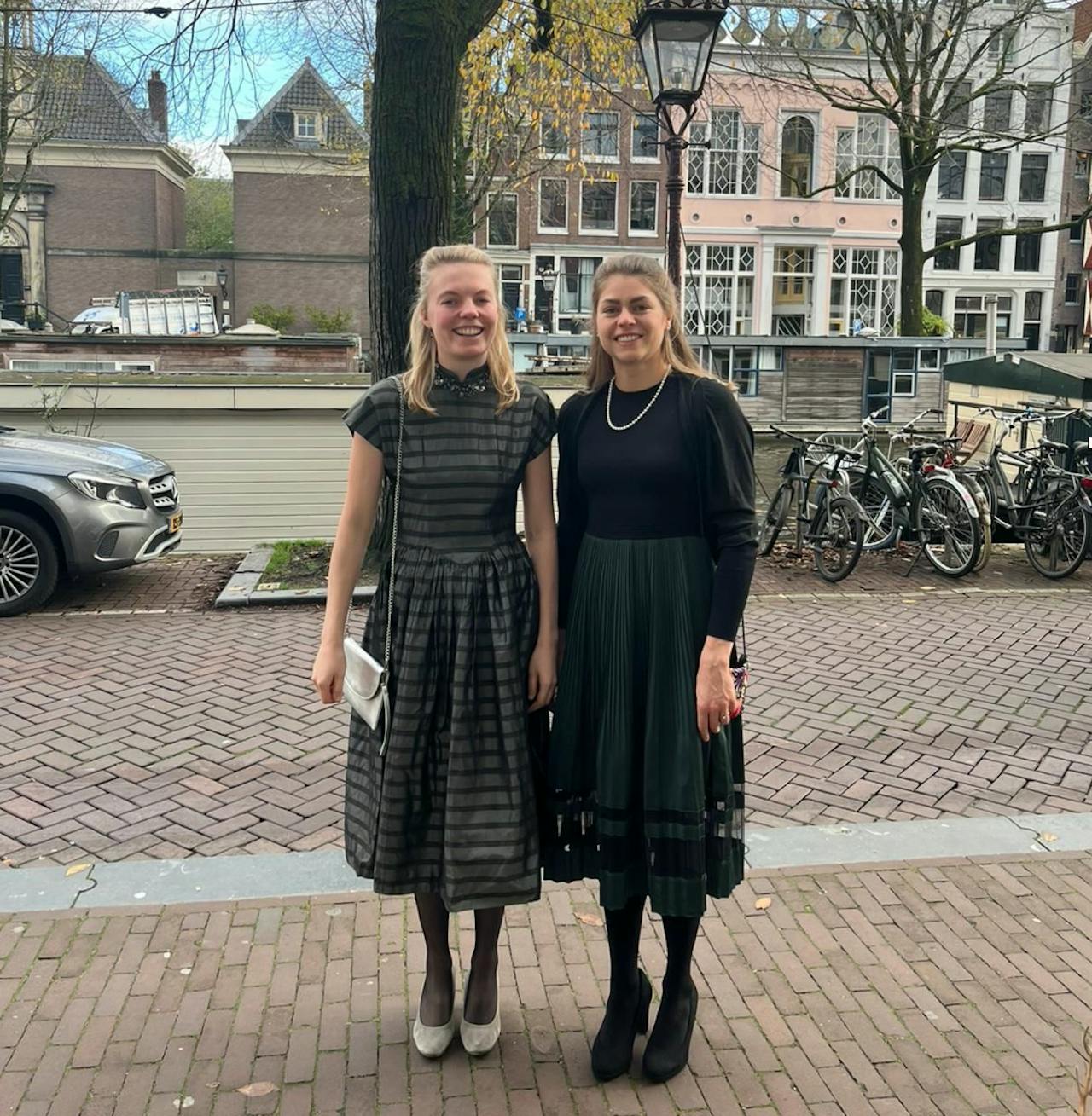 Antonia Becker en Emy van der Valk Bouman in chique outfit, klaar voor het Paleissymposium met Koning Willem-Alexander en Koningin Maxima