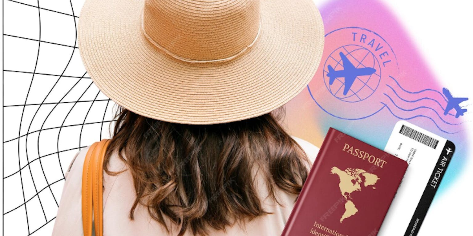 vrouw met hoed en paspoort van achteren gezien in vakantiestemming