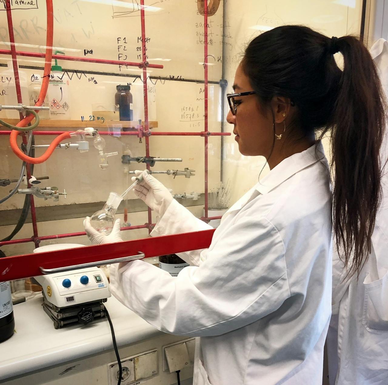 In mijn promotieonderzoek moet ik ook veel het lab in om experimenten uit te voeren. In dit geval ben ik mijn eigen polymeren aan het synthetiseren om nieuwe biomaterialen te maken. Biomedisch ingenieur Dan Jing Wu in het lab.