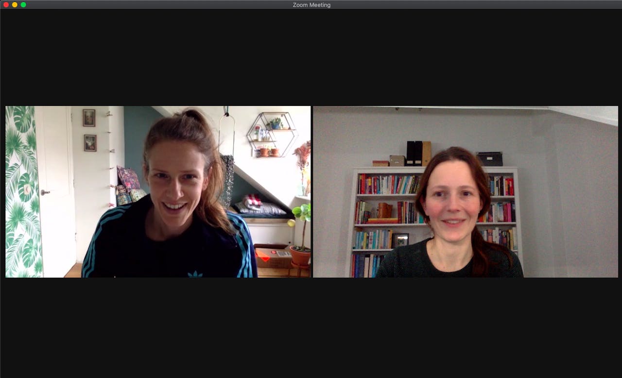Redacteuren Mariska van Sprundel en Erica Renckens overleggen via Zoom. Twee personen hebben werkoverleg met elkaar via videochat Zoom.