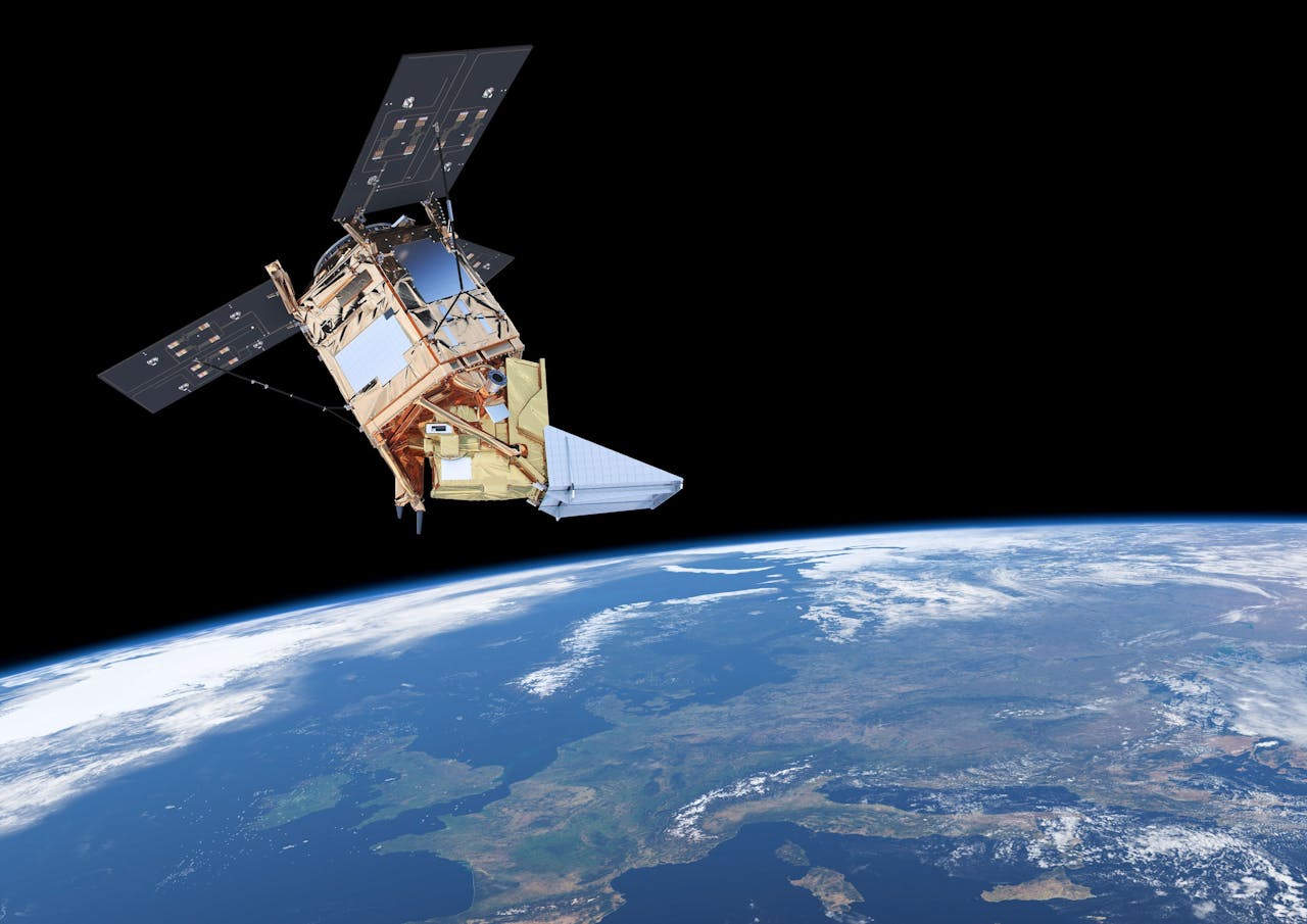 Impressie van de Sentinel-5P-satelliet die onder andere luchtvervuiling in kaart brengt. Aan boord is de geavanceerde spectrometer Tropomi die in Nederland werd ontwikkeld.