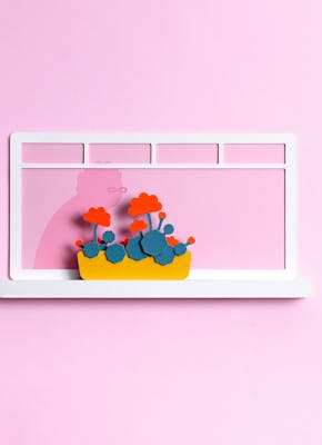 Illustratie van een schim van een oudere door een raam met geraniums op de vensterbank
