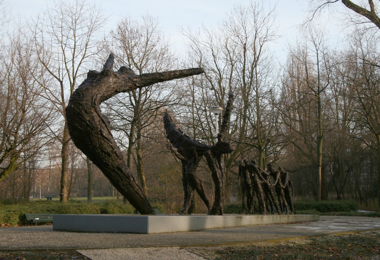 Een sculptuur van het slavernij monument in het Amsterdamse Oosterpark.