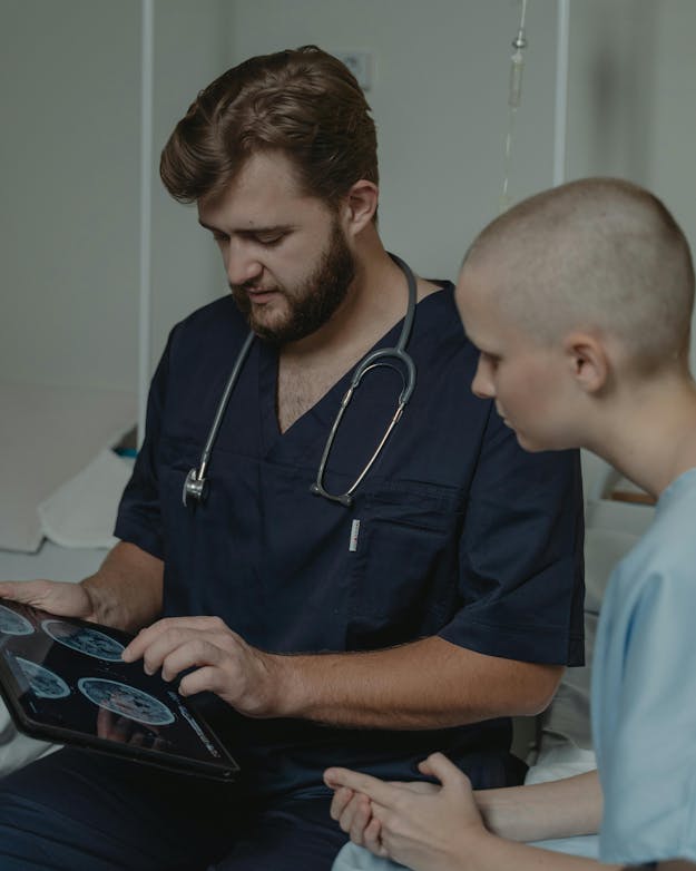 Soms kunnen gesprekken met artsen erg kil en klinisch overkomen. Een arts heeft een slecht nieuws gesprek met een vrouwelijke patiënt.