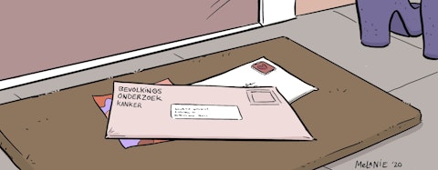 Een cartoon van een stapel post op een deurmat. Op de brief staat de tekst: bevolkingsonderzoek kanker.