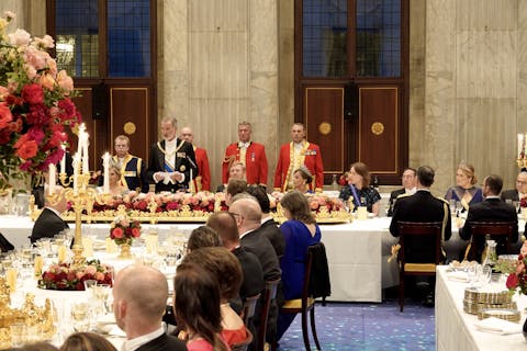 Een staatsbanket in de Burgerzaal van het Koninklijk Paleis Amsterdam. Een staatsbanket in de Burgerzaal van het Koninklijk Paleis Amsterdam