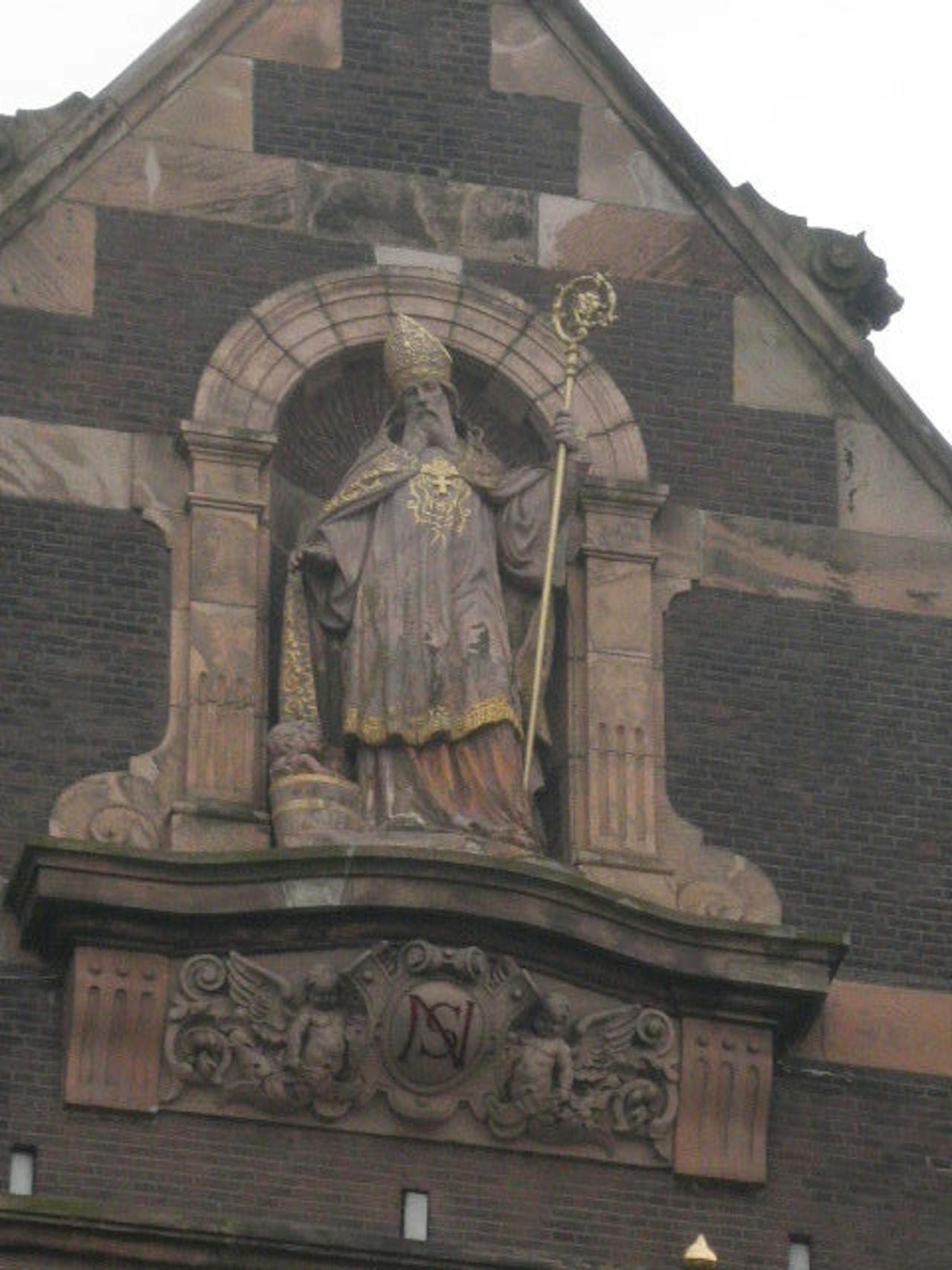 Sint Nicolaas standbeeld op de Sint Nicolaaskerk in het centrum van Amsterdam.