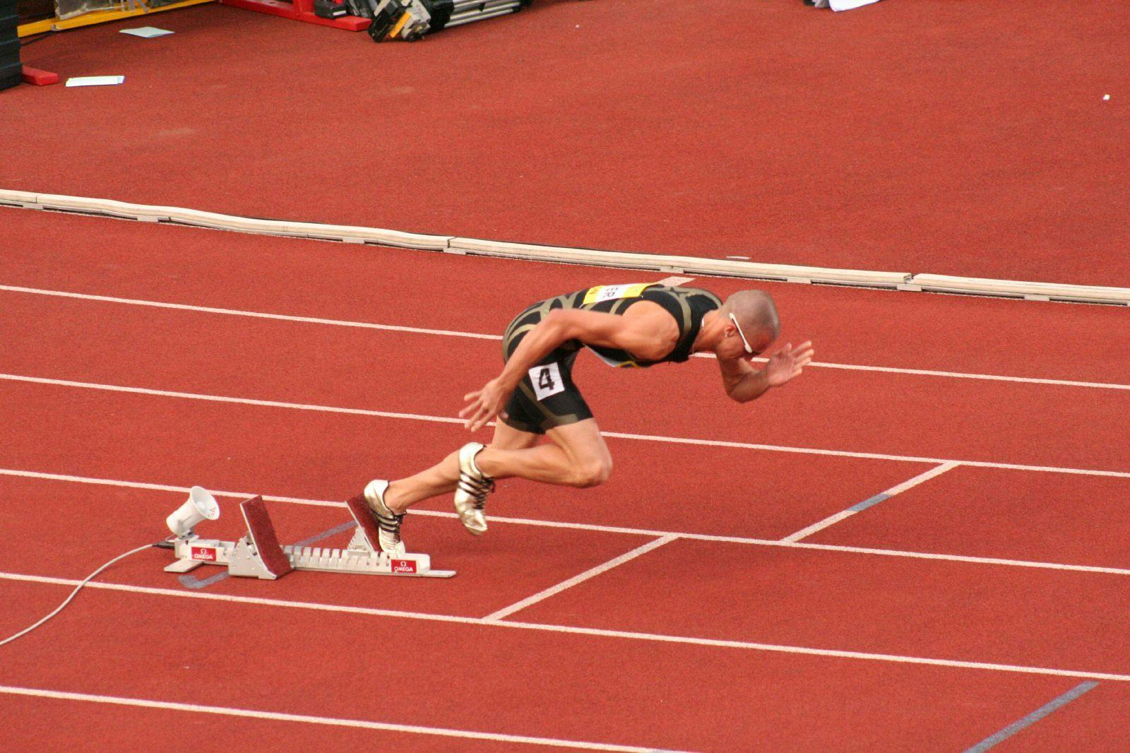 Een foto van atleet Jeremy Wariner bij de start.