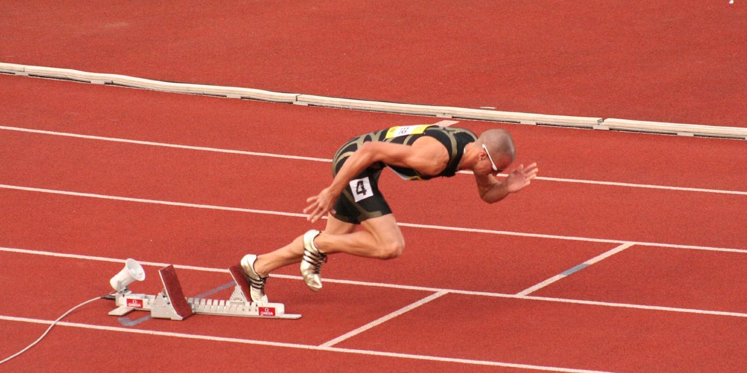Een foto van atleet Jeremy Wariner bij de start.