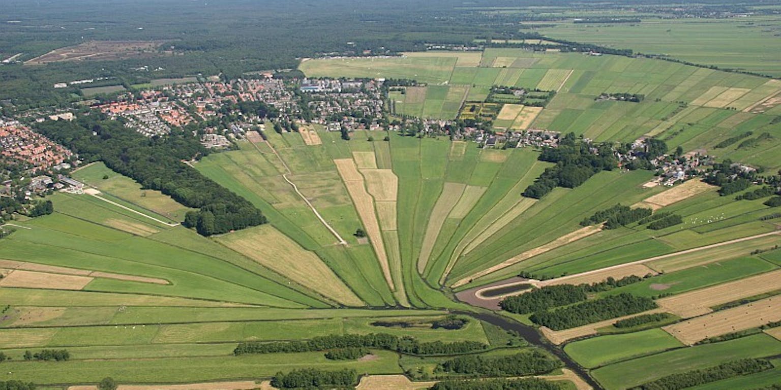 Een luchtfoto van Veenlandschap de ster van Loosdrecht.