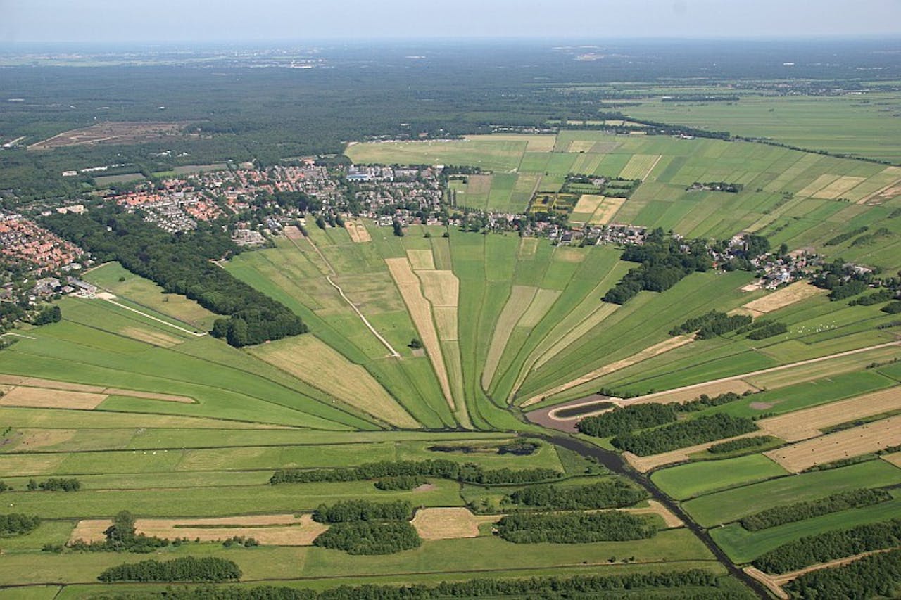 Een luchtfoto van Veenlandschap de ster van Loosdrecht.