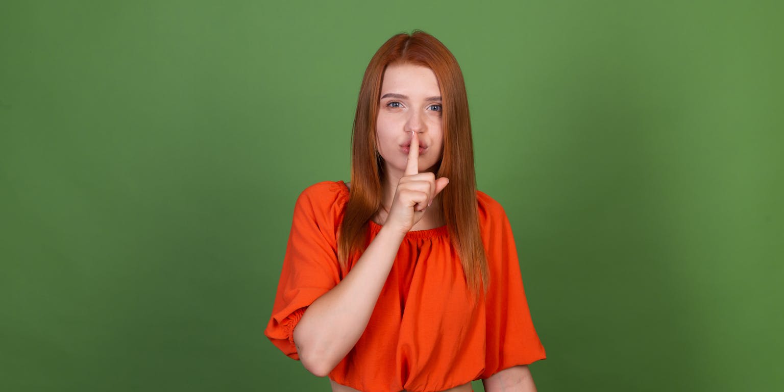 Een vrouw die stilte gebiedt.