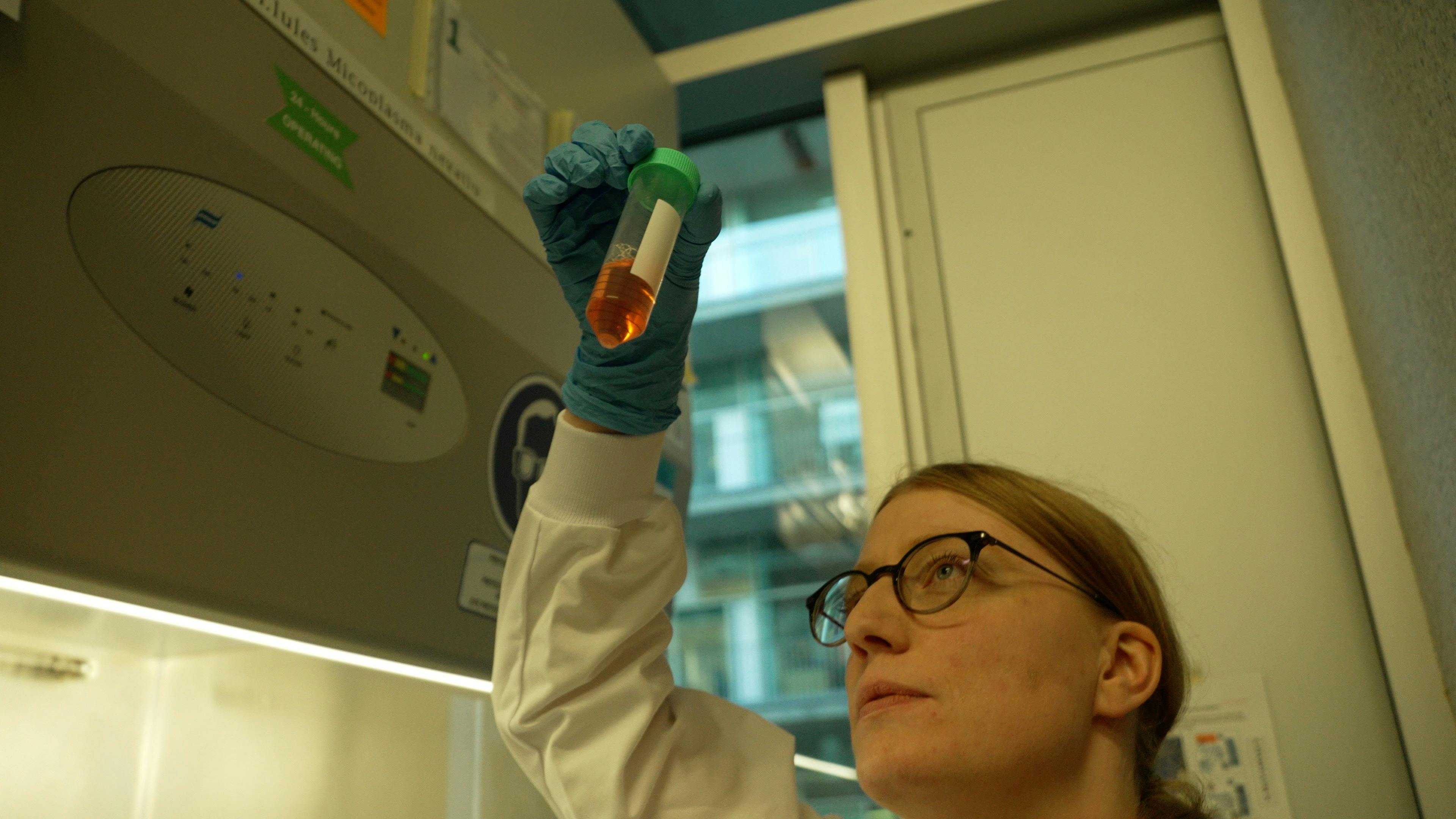 Susanne van den Brink in het lab