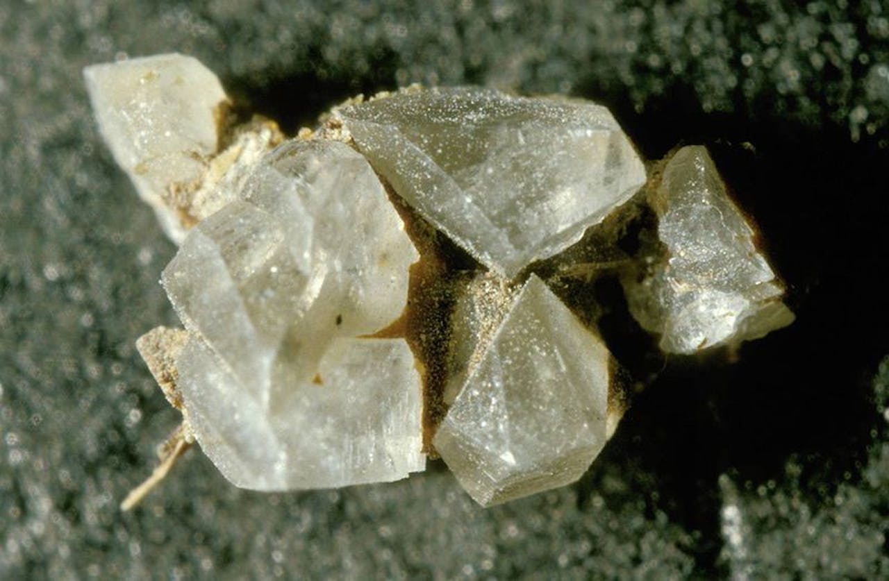 Het mineraal struviet, ook wel magnesiumammoniumfosfaat.