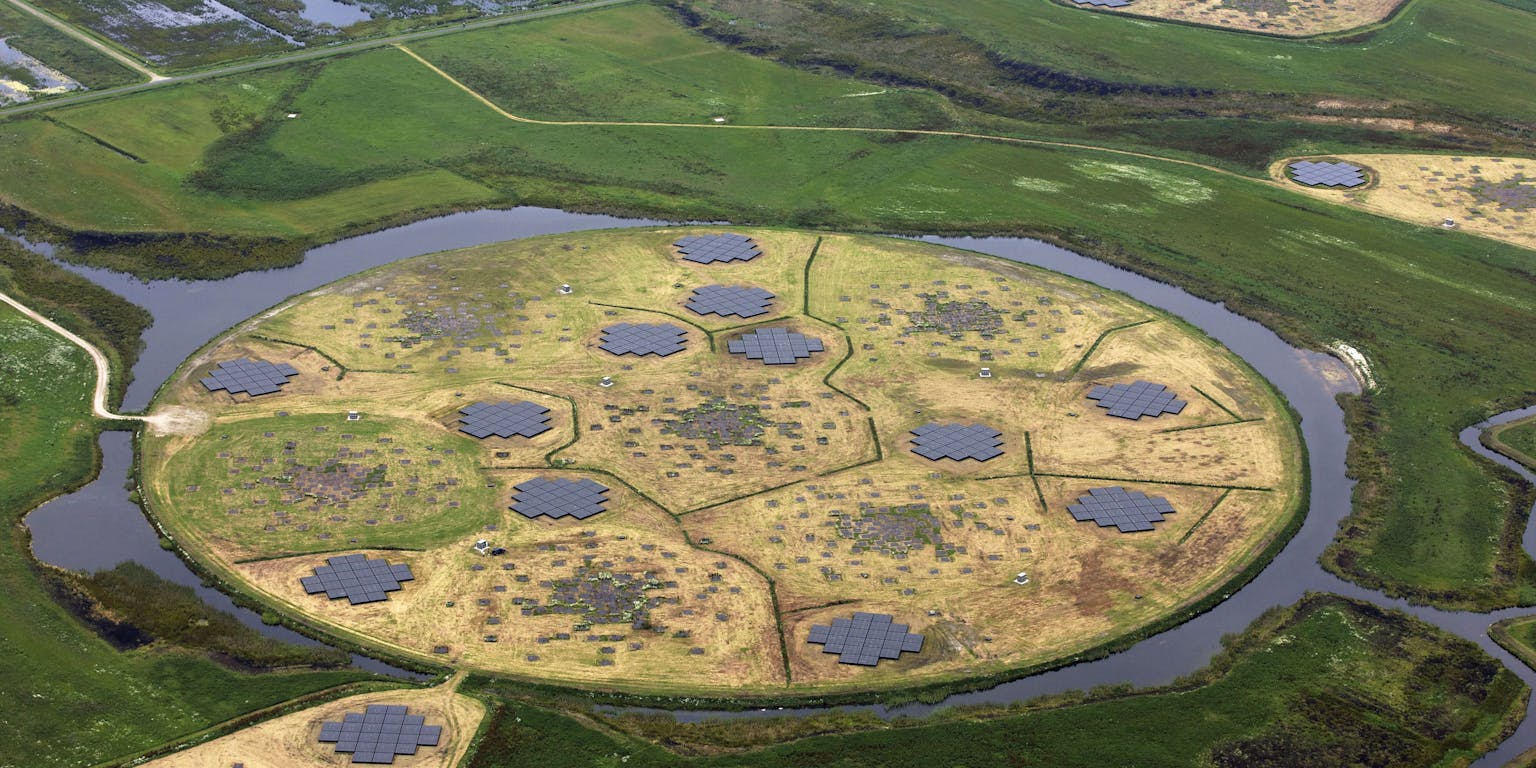 Een luchtfoto van een circulair zonnepark in een veld.