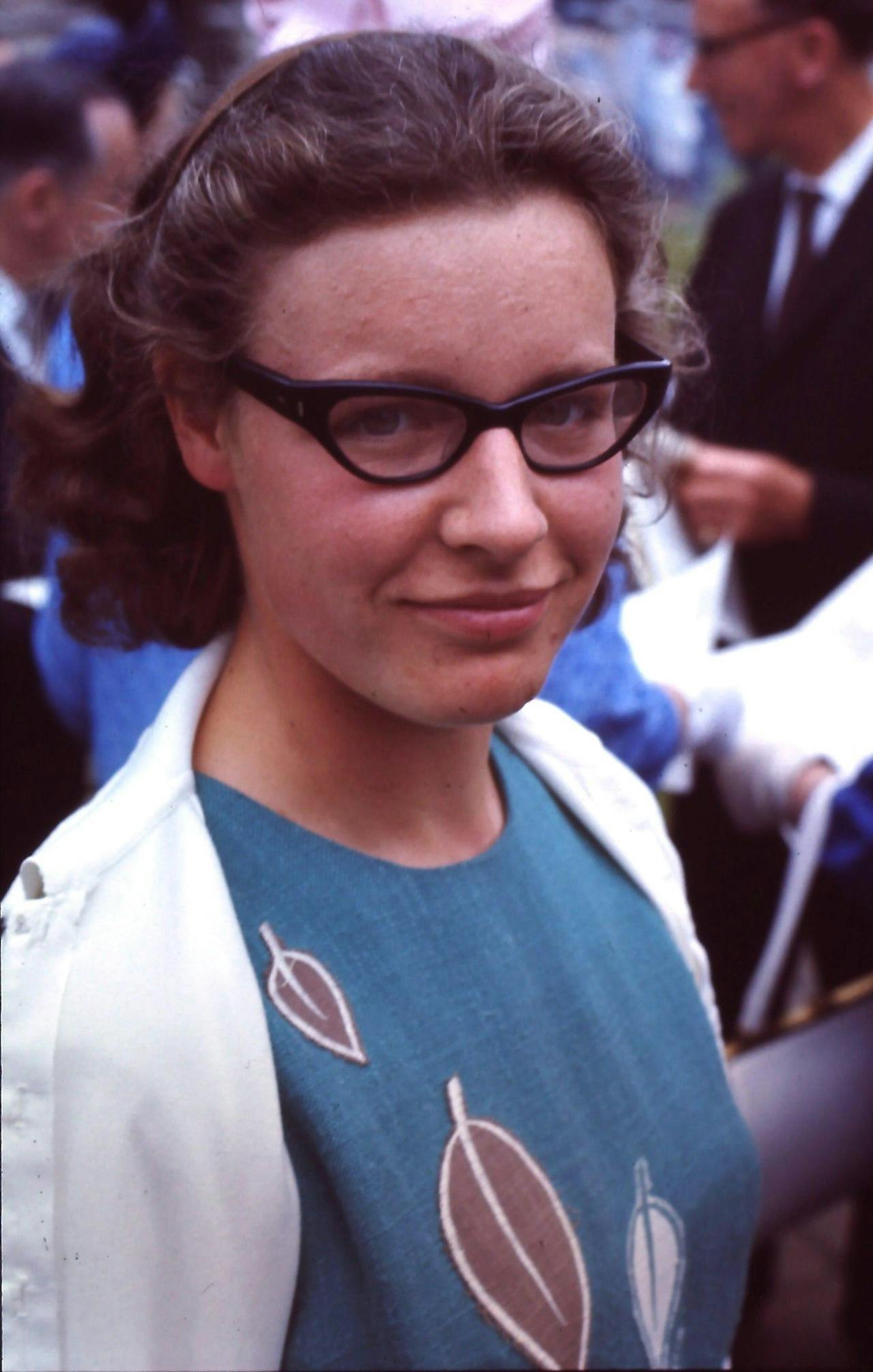 Jonge vrouw met bril in de jaren zestig.