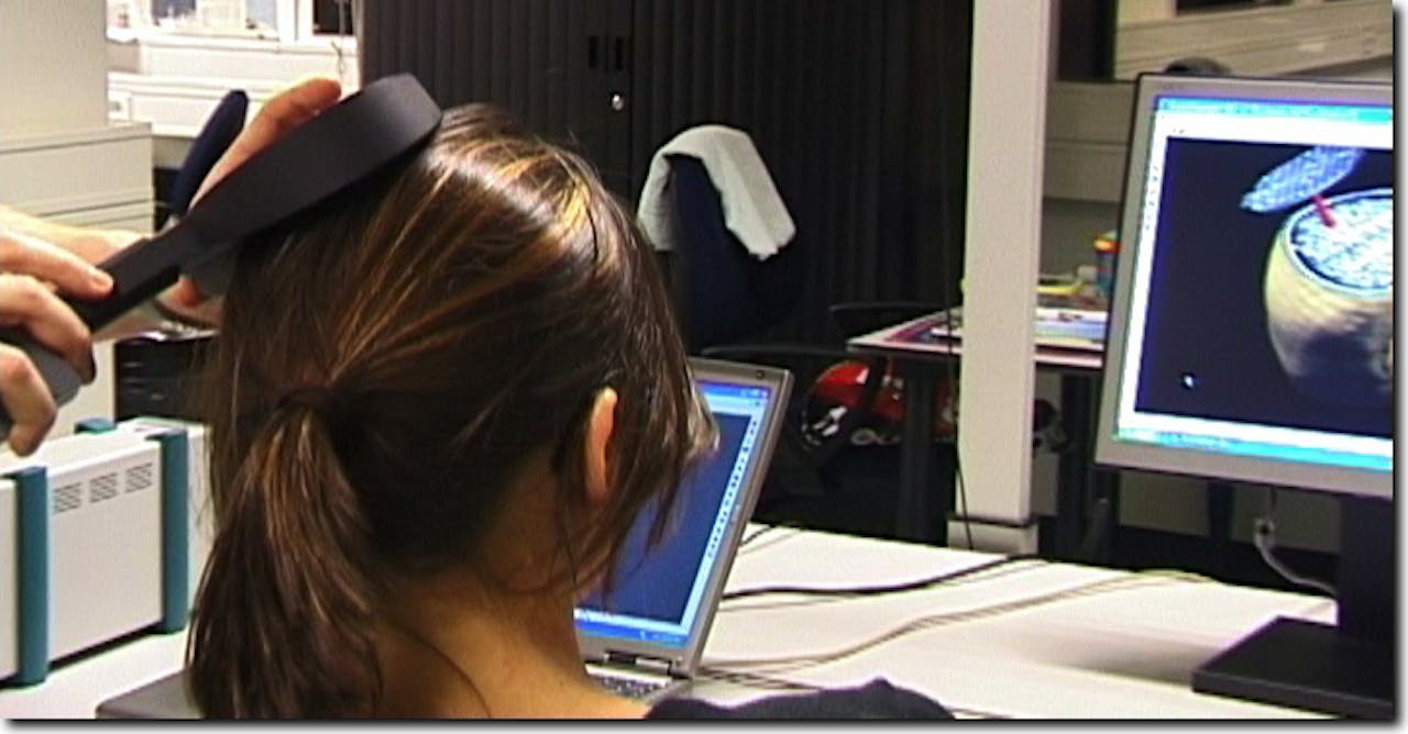 Een foto van een persoon waarbij de Transcraniële magnetische stimulatie Neuronavigator wordt gebruikt.