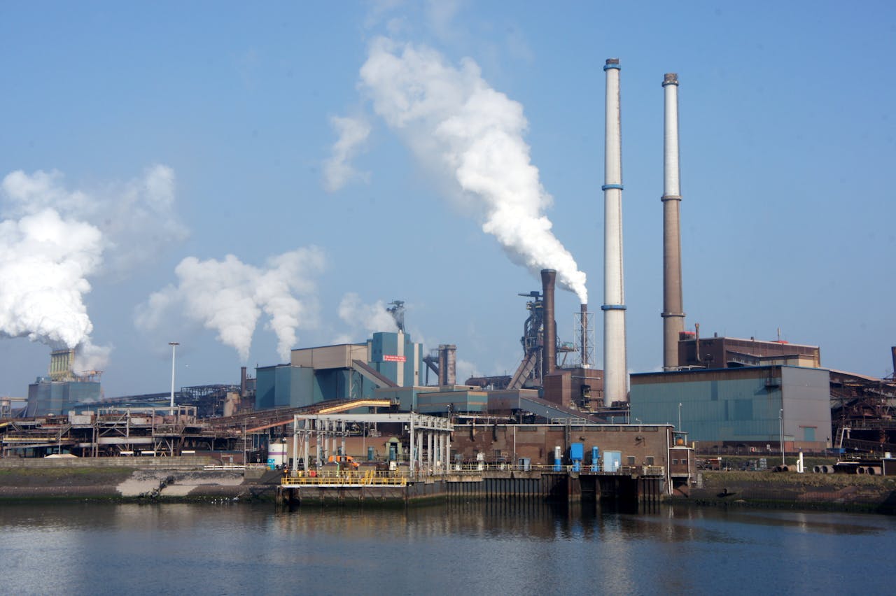 hoogovens van Tata Steel met rokende schoorstenen in IJmuiden