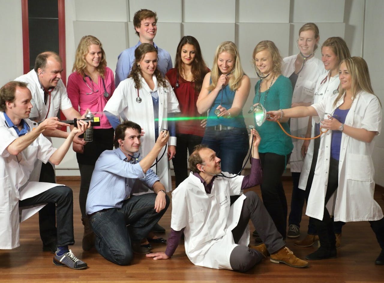 Het ‘Tumoren kun je horen’ projectteam. In dit filmpje leggen twee medewerkers het project verder uit.