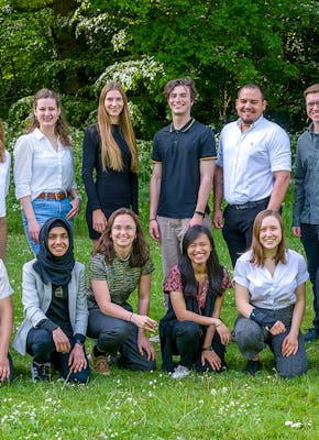 Deze studenten uit Leiden deden samen met 360 andere teams mee aan de International Genetically Engineerd Machine (iGEM) in Parijs. Team iGEM Leiden eindigde in de top 10 van deze wedstrijd voor synthetische biologie.