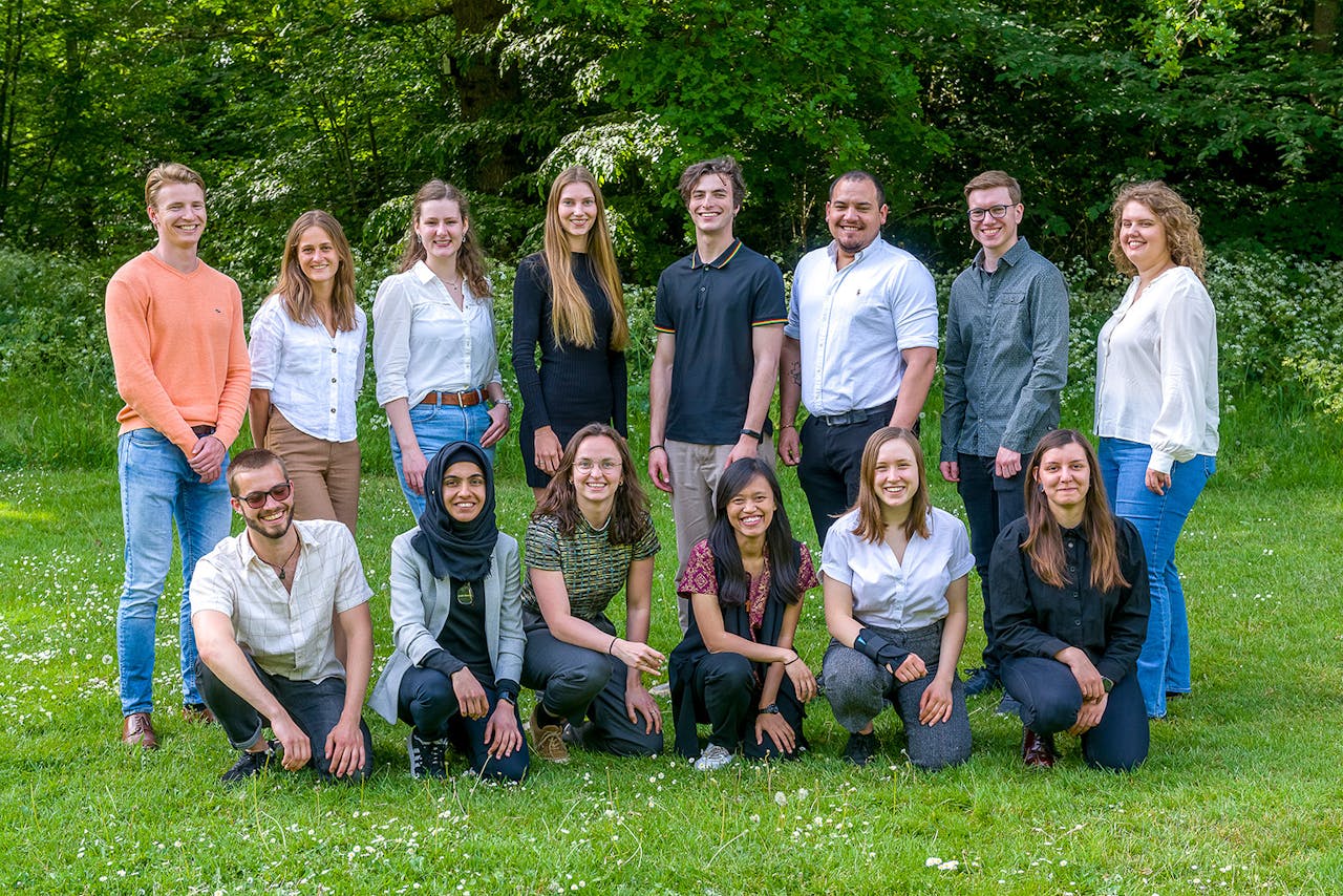 Deze studenten uit Leiden deden samen met 360 andere teams mee aan de International Genetically Engineerd Machine (iGEM) in Parijs. Team iGEM Leiden eindigde in de top 10 van deze wedstrijd voor synthetische biologie.