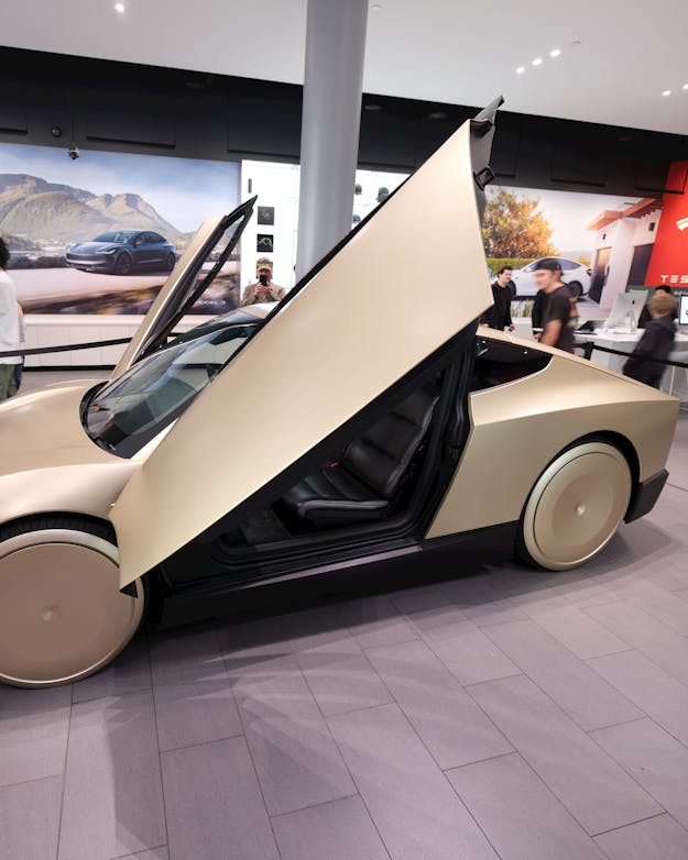 De zelfrijdende Cybercab waarmee Tesla vanaf volgend jaar de weg op wil. Foto van de Cybercab van Tesla.