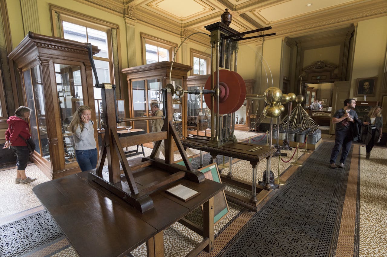 Elektriseermachine die John Cuthbertson in 1784 voor het Teylers Museum in Haarlem bouwde. De machine genereert via draaiende glazen platen een lading die een ‘bliksem’ veroorzaakt tussen twee metalen bollen. De machine is nog steeds te bewonderen in het museum.