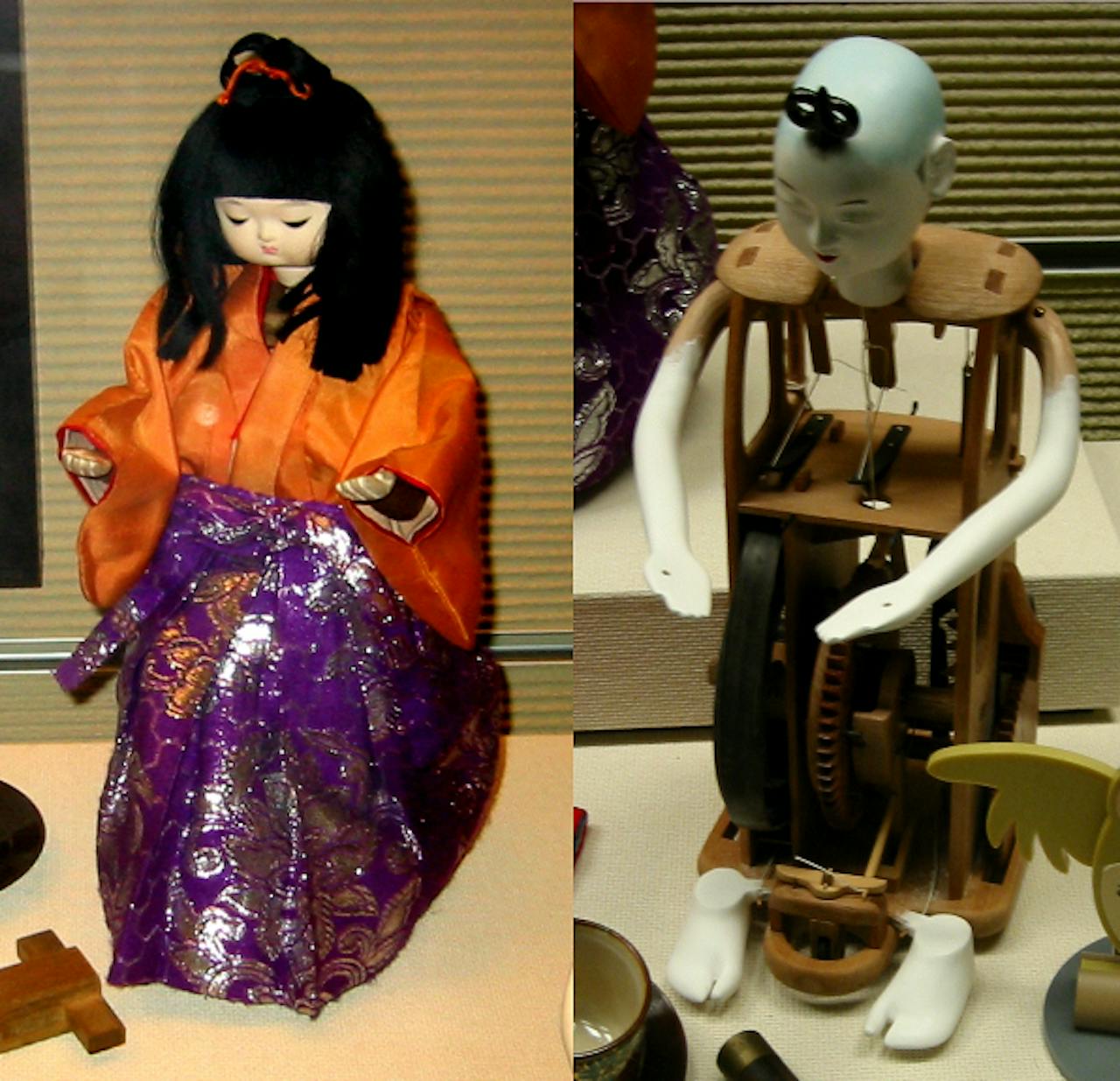 Een pop gekleed in een kimono en een pop met zichtbare techniek in het lichaam.