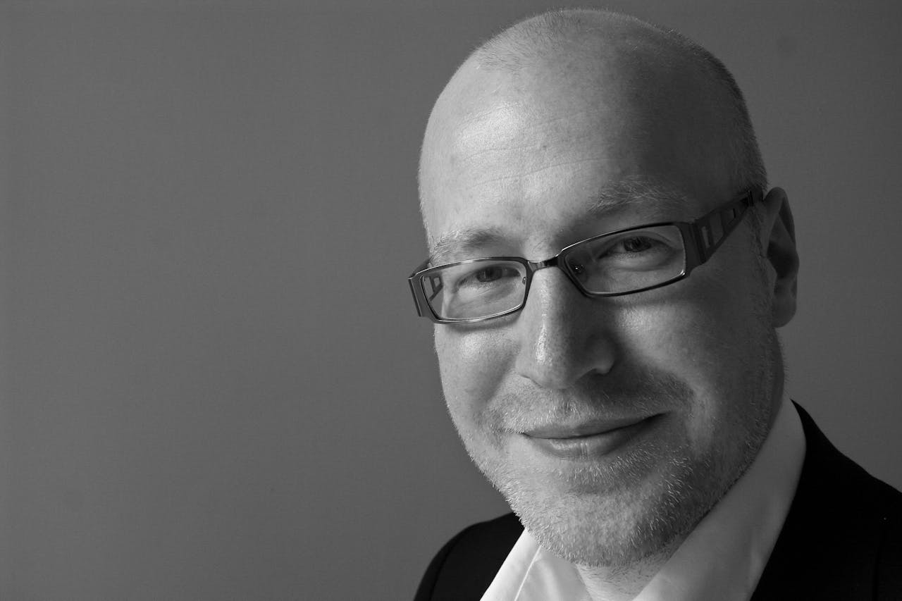 Thijs Lijster, Filosoof RUG. Winnaar Boekman Dissertatieprijs voor Kunst- en Cultuurbeleid 2015 Een zwart-wit foto van Thijs Lijster.