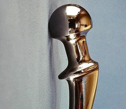 Een close-up van een heupprothese van titanium.