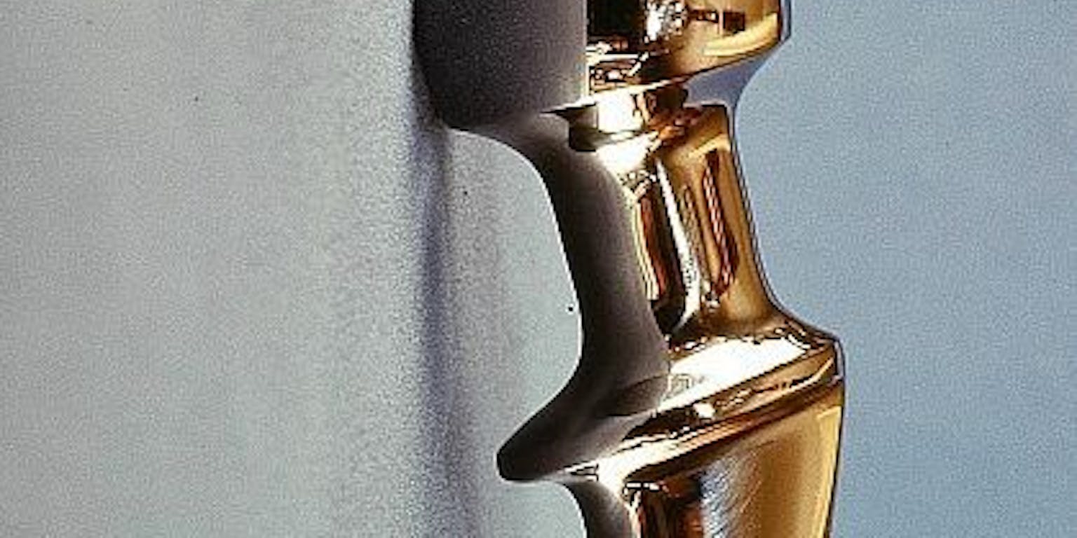 Een close-up van een heupprothese van titanium.