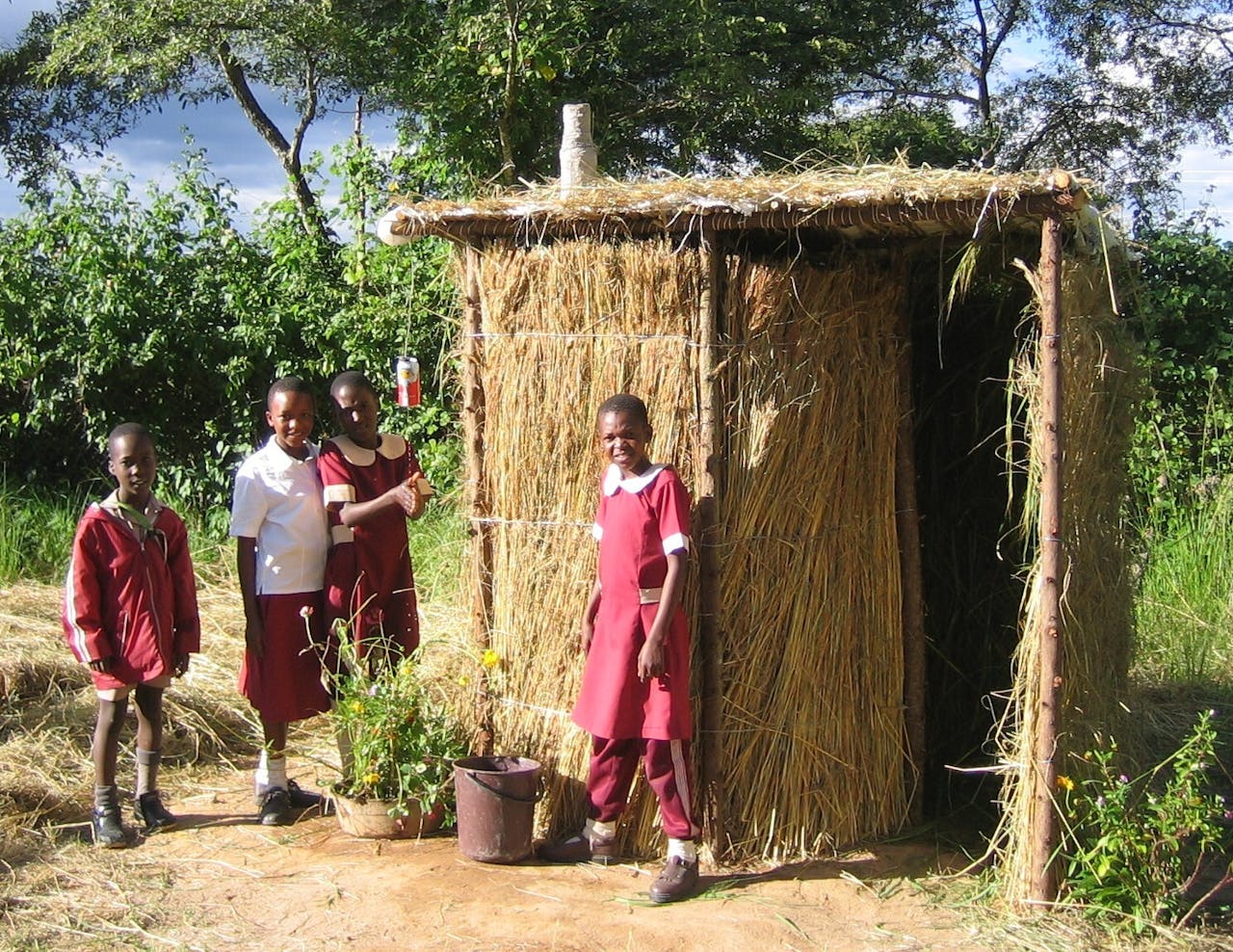 Een toilet bij een school in Zimbabwe.