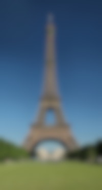 De Eiffeltoren in Parijs met een strakblauwe lucht.