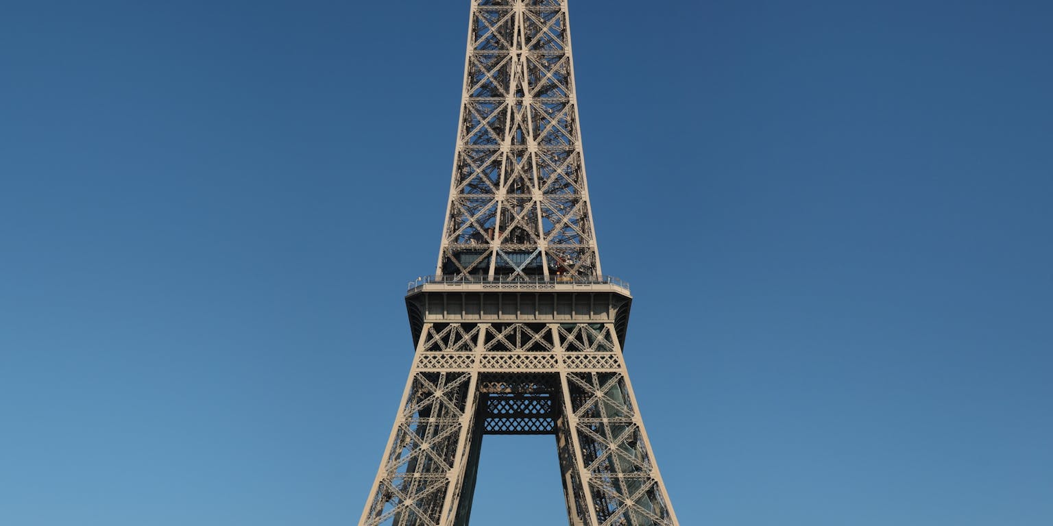 De Eiffeltoren in Parijs met een strakblauwe lucht.