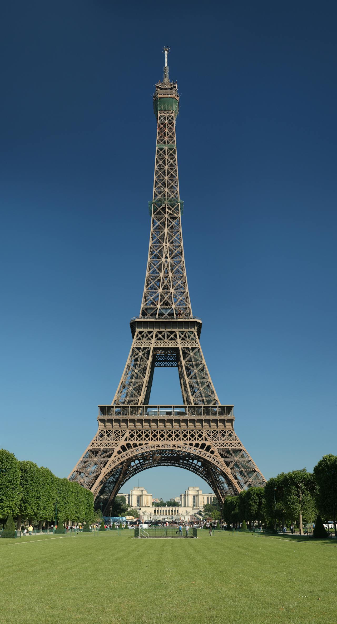De Eiffeltoren in Parijs met een strakblauwe lucht.