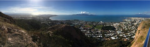 Uitzicht over Townsville. Helemaal rechts is de haven waar de JOIDES Resolution over een paar dagen aan zal leggen.