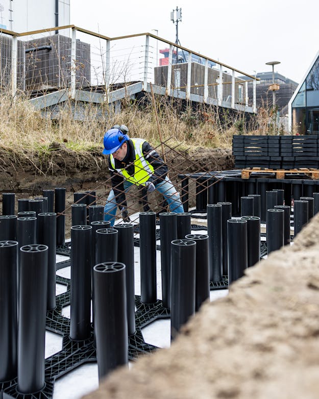 Het aanleggen van zogenoemde boombunkers op de proeftuin The Green Village van de Technische Universiteit Delft. De constructie van kunststof komt onder de grond onder de boom te liggen en zorgt ervoor dat de druk van bovenaf op het wortelsysteem niet te groot wordt. Boombunkers op proeftuin TU Delft