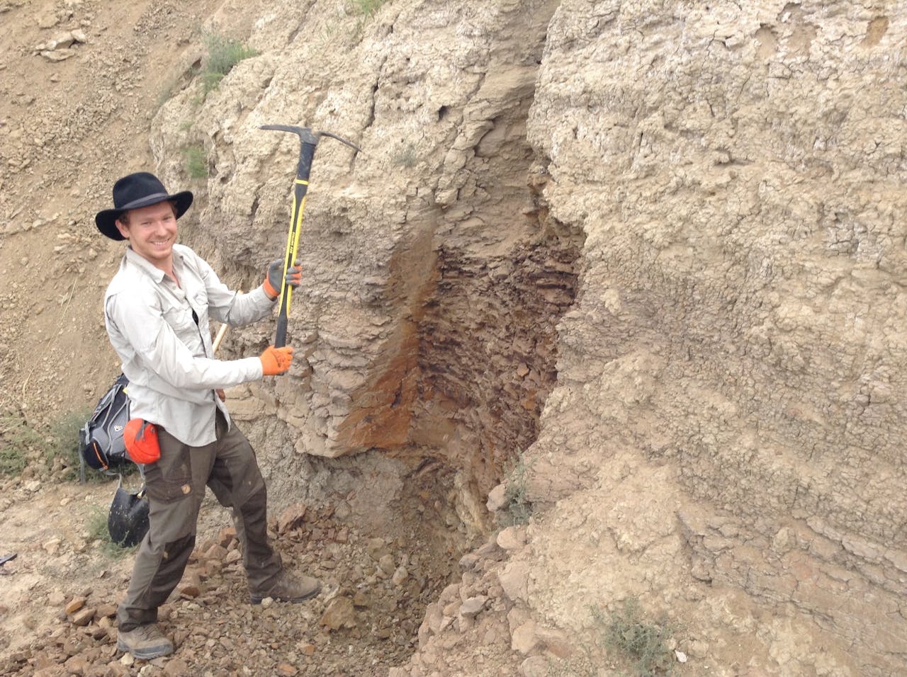 Pim Kaskes maakt een sleuf voor geologisch onderzoek, in de Hell Creek regio in Montana (Verenigde Staten).
