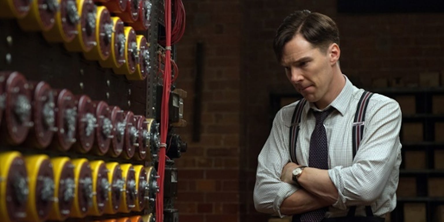 Alan Turing gespeeld door Benedict Cumerbatch in ‘The Imitation Game’. Hij staat voor een machine die erg lijkt op de echte Bombe.