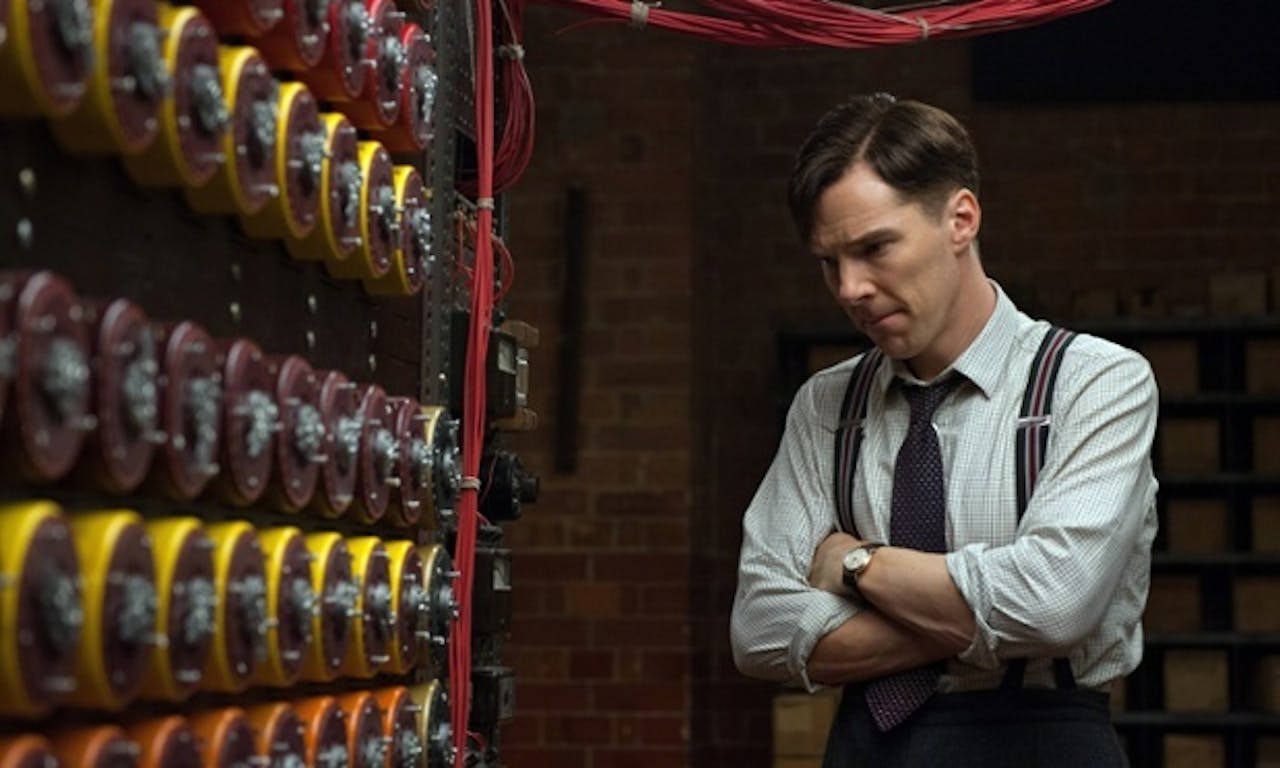 Alan Turing gespeeld door Benedict Cumerbatch in ‘The Imitation Game’. Hij staat voor een machine die erg lijkt op de echte Bombe.
