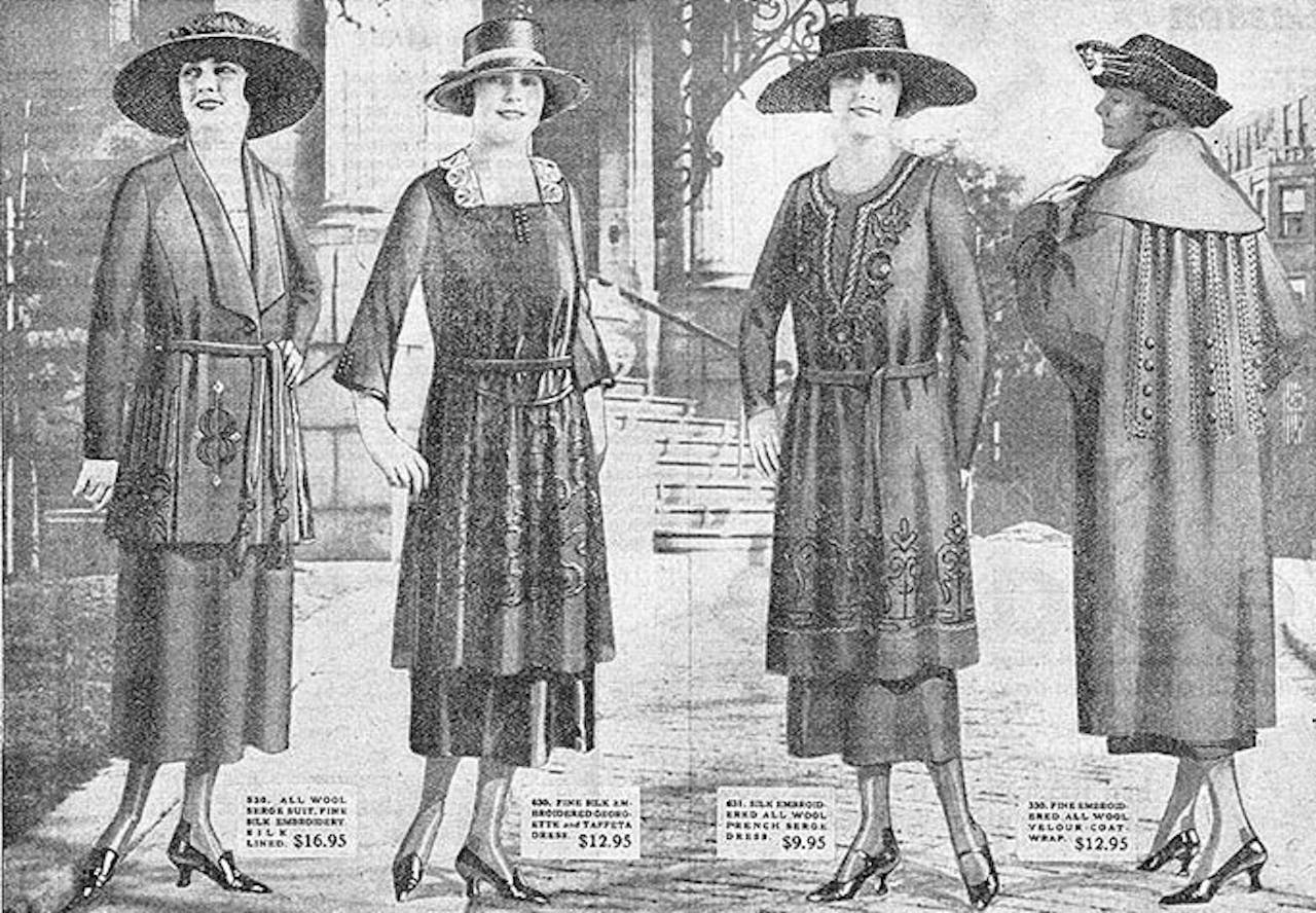 In een oude advertentie zijn vier personen in jurken en hoeden te zien.
