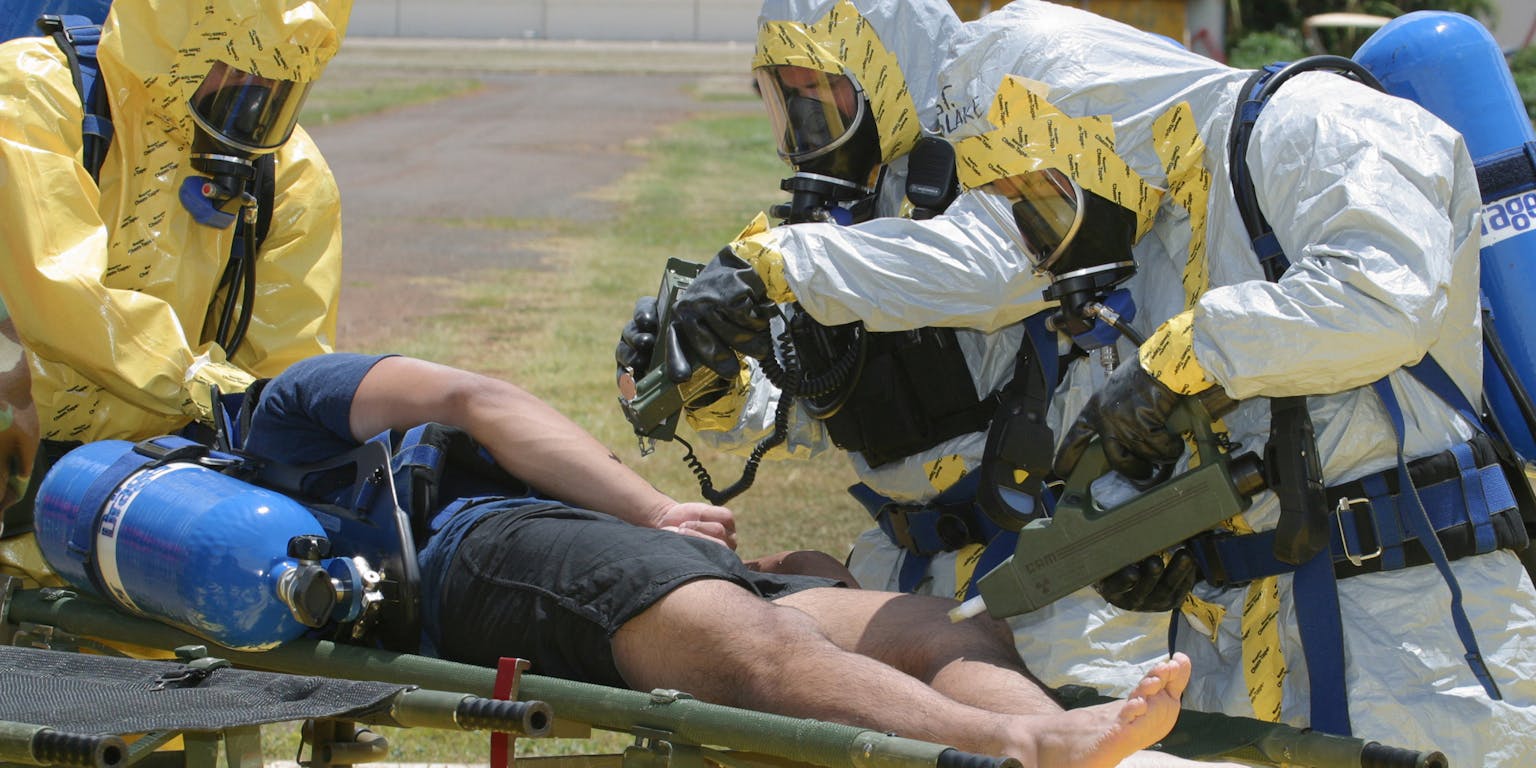 Medewerkers van het 93rd Weapons of Mass Destruction Civil Support Team (WMD CST) in beschermende kleding. De foto is gemaakt tijdens een oefening naar het gebruik van massavernietigingswapens.
