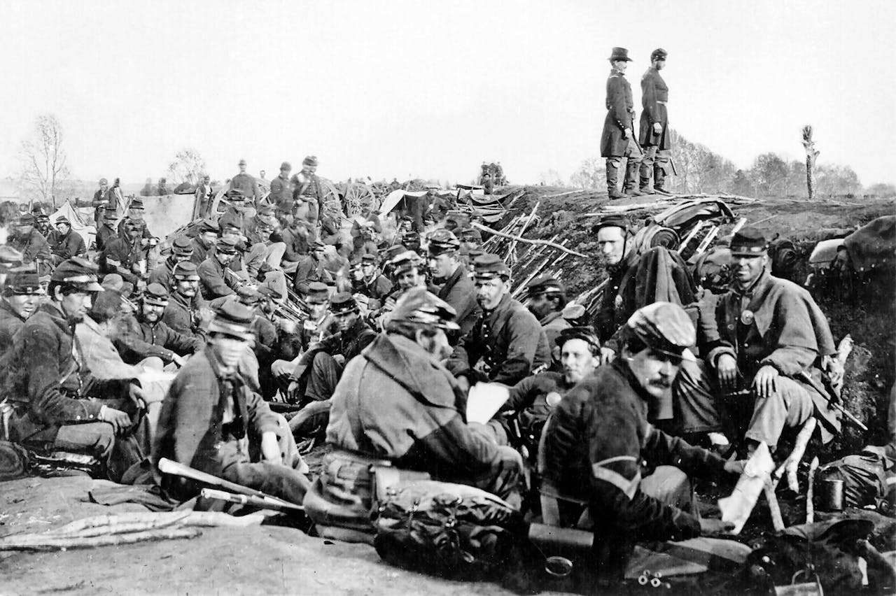 Een groep soldaten in een loopgraaf.