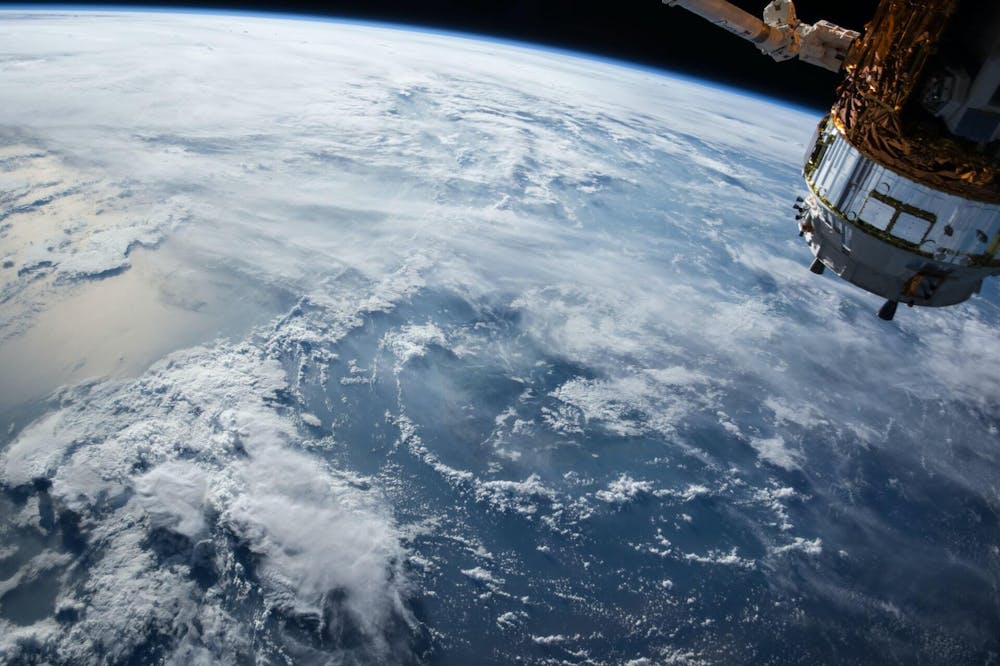 <p>Wolken boven de oceaan, gezien vanuit de ruimte.</p>
