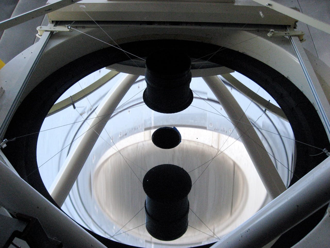De hoofdspiegel van de Vatican Advanced Technology Telescope (VATT).