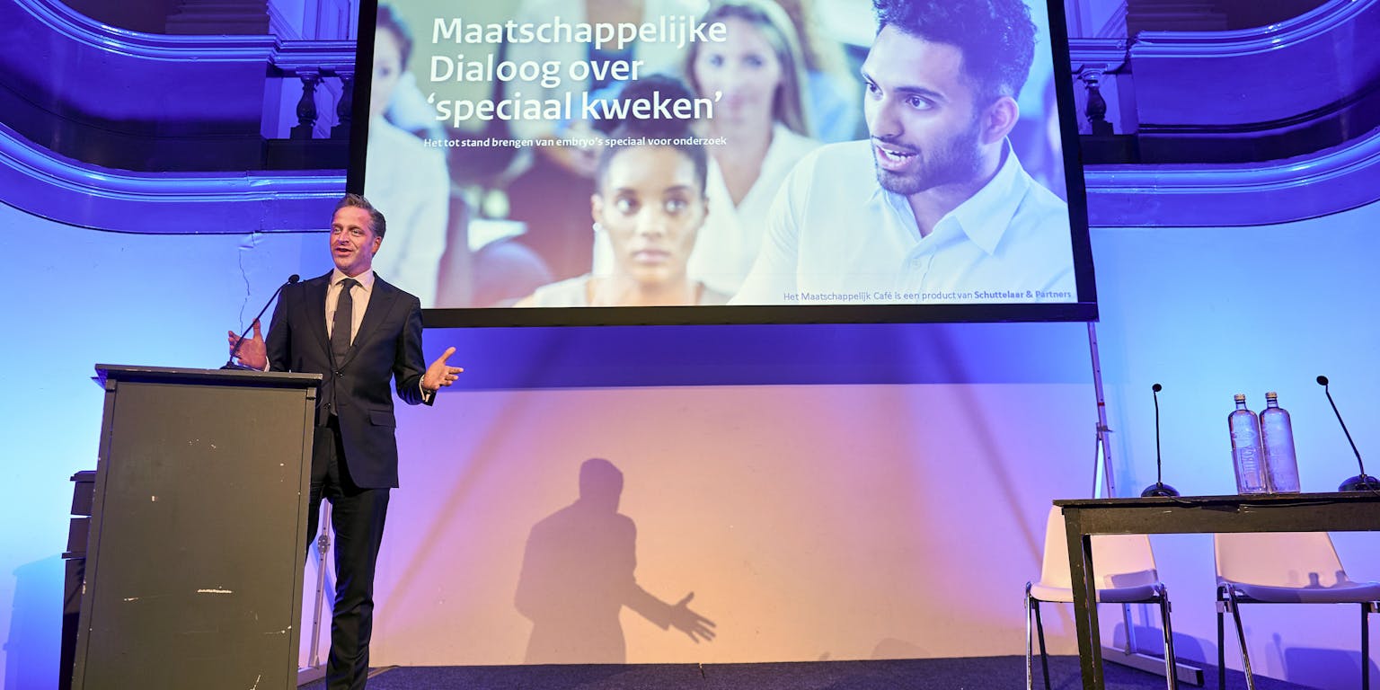 Hugo de Jonge geeft een presentatie over: maatschappelijke Dialoog over 'speciaal kweken'.