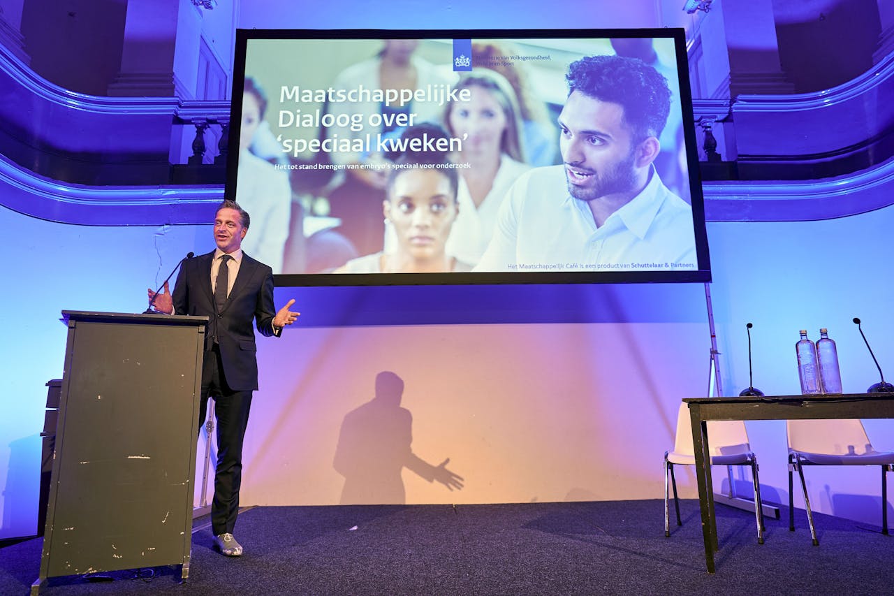 Hugo de Jonge geeft een presentatie over: maatschappelijke Dialoog over 'speciaal kweken'.