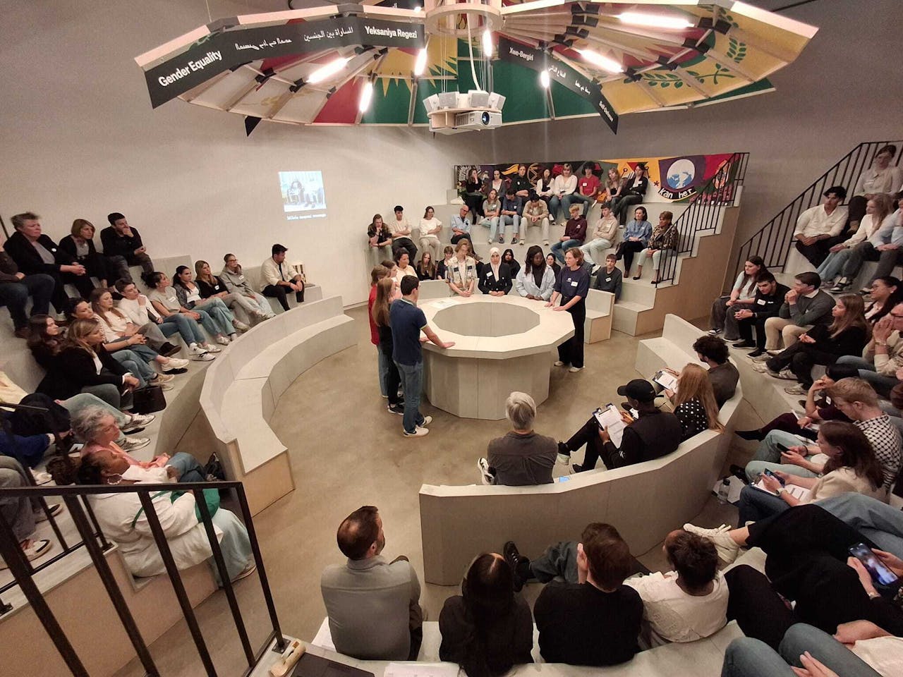 Van Abbedebat met scholieren