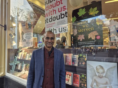 Eind oktober was Venki Ramakrishnan te gast bij het Brainwash Festival Venki Ramakrishnan voor de etalage van een boekenwinkel met op de ruit een poster van zijn boek en van het festival waar hij te gast is.